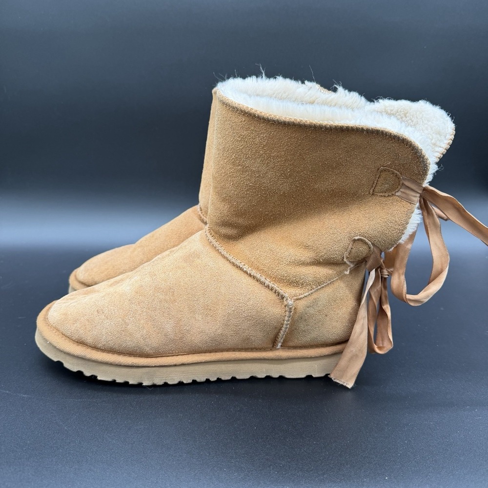UGG Australia Women's Bailey Bow Boots Size 40 Chestnut Sheepskin Fur‎ Lined